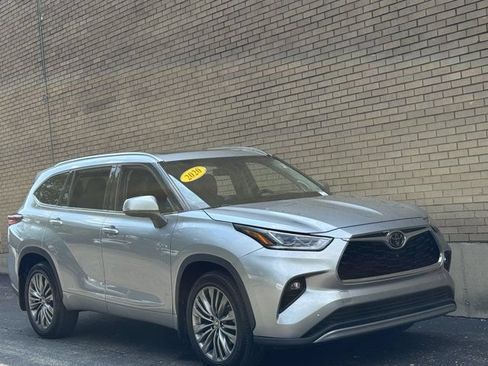 Used 2020 Toyota Highlander Platinum AWD/4WD image 2