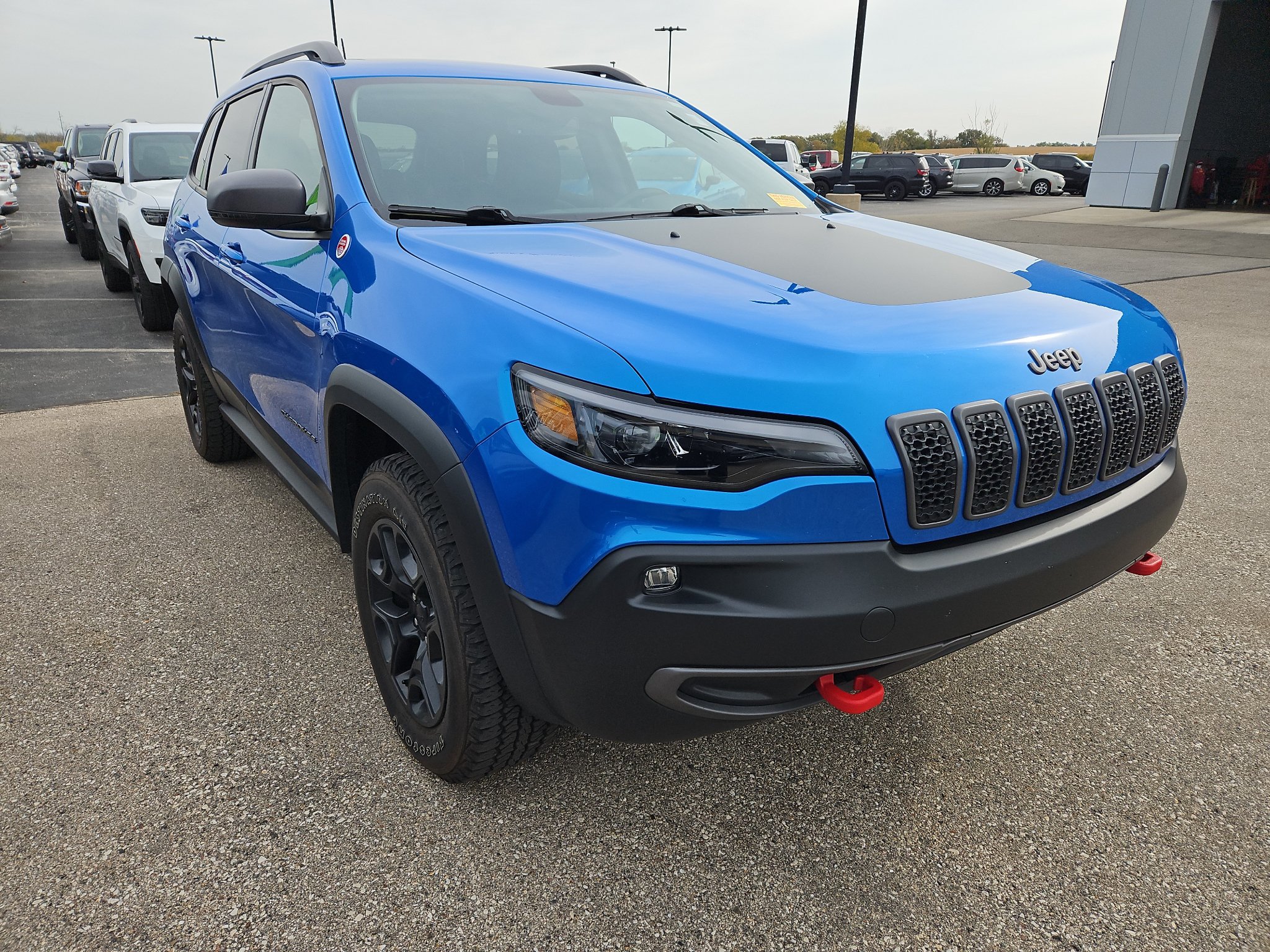 Used 2020 Jeep Cherokee Trailhawk AWD/4WD image 3