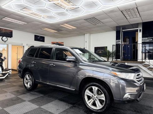 Used 2012 Toyota Highlander Limited w/ Tow Pkg AWD/4WD image 3
