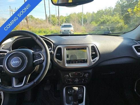 Used 2017 Jeep Compass Latitude w/ Popular Equipment Group AWD/4WD image 11