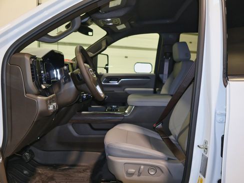 New 2026 GMC Sierra 3500 SLT w/ SLT Premium Package image 5
