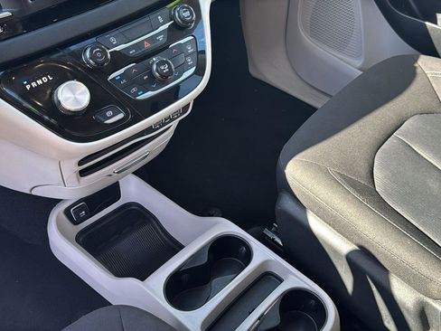 Used 2023 Chrysler Voyager LX FWD image 18