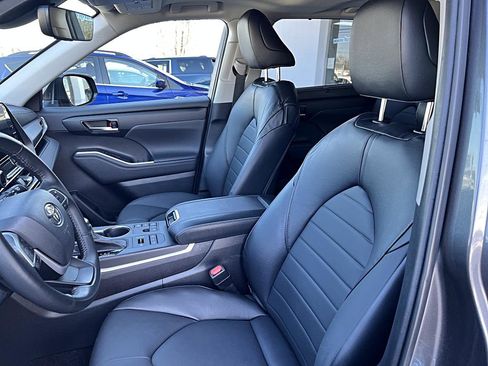 Used 2023 Toyota Highlander XLE image 4