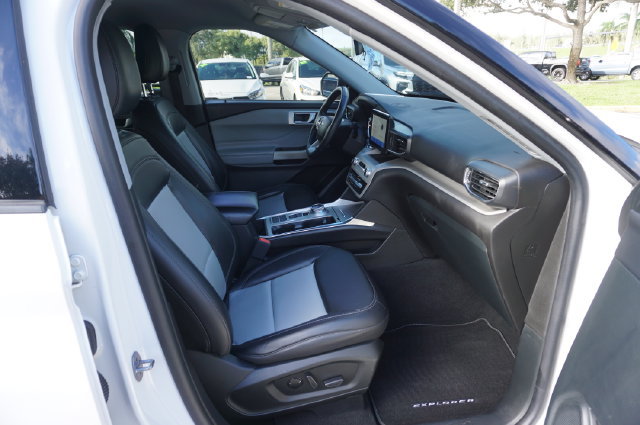 Used 2023 Ford Explorer XLT w/ Equipment Group 202A RWD image 3