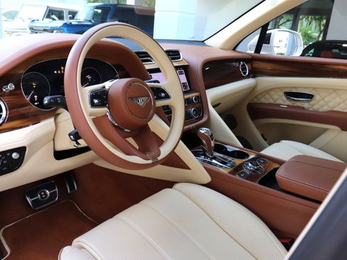 Used 2021 Bentley Bentayga AWD/4WD image 2