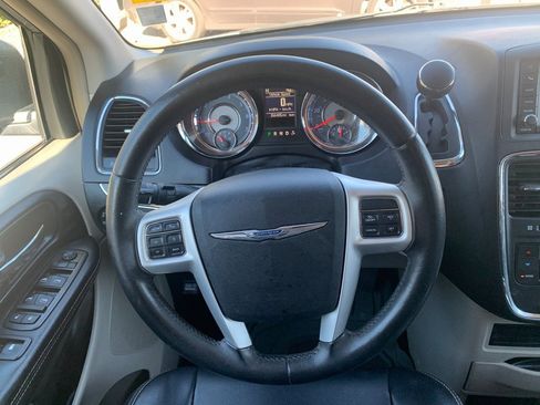 Used 2014 Chrysler Town & Country Touring image 15