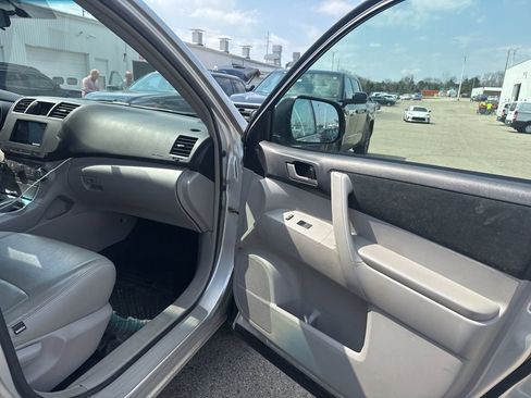 Used 2012 Toyota Highlander 4WD w/ Tech Pkg image 11