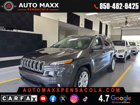 Used 2017 Jeep Cherokee Latitude w/ Comfort & Sound Group FWD image 1