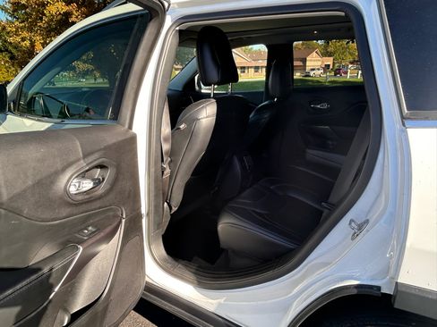 Used 2021 Jeep Cherokee Limited image 12