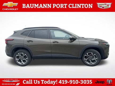Used 2024 Chevrolet Trax LT w/ Sunroof Package FWD image 2