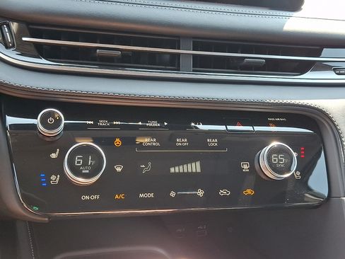 Certified 2025 INFINITI QX60 Luxe AWD/4WD image 17