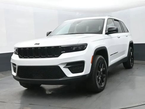 Used 2024 Jeep Grand Cherokee Altitude AWD/4WD image 1