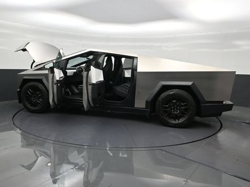 Used 2024 Tesla Cybertruck AWD Crew Cab image 38