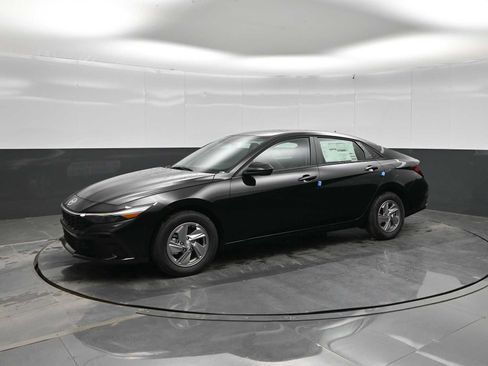 New 2026 Hyundai Elantra SE FWD image 1