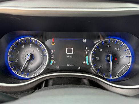 Used 2024 Chrysler Pacifica Touring-L FWD image 14