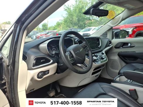 Used 2024 Chrysler Pacifica Touring-L FWD image 14