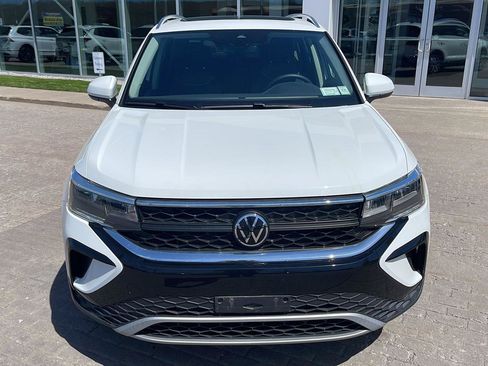 Used 2023 Volkswagen Taos SE w/ Panoramic Sunroof Package AWD/4WD image 2