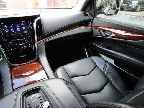Used 2020 Cadillac Escalade Luxury image 9