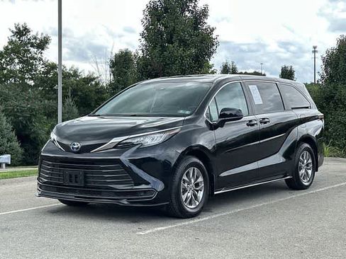 Used 2023 Toyota Sienna LE AWD/4WD image 1
