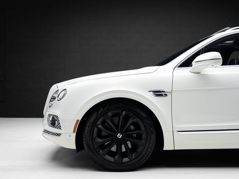 Used 2018 Bentley Bentayga AWD/4WD image 18