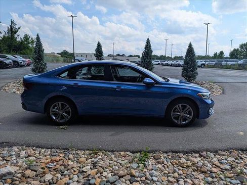 Certified 2024 Volkswagen Jetta SE w/ Panoramic Sunroof Package FWD image 6