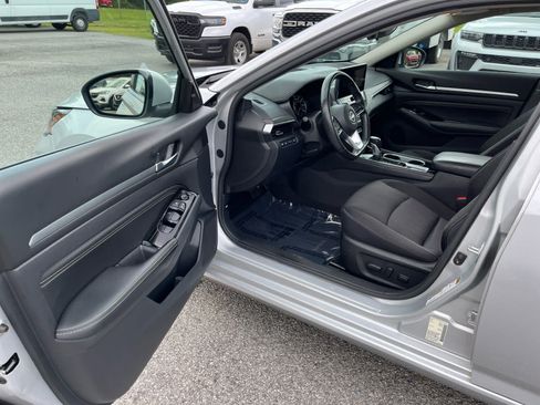 Used 2023 Nissan Altima 2.5 SV w/ SV Premium Package FWD image 10