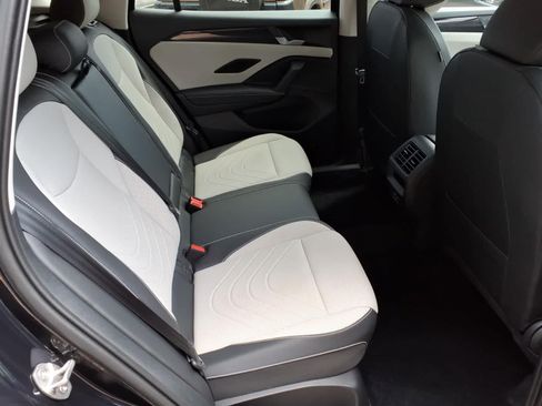 Used 2025 Volkswagen Tiguan SE AWD/4WD image 12