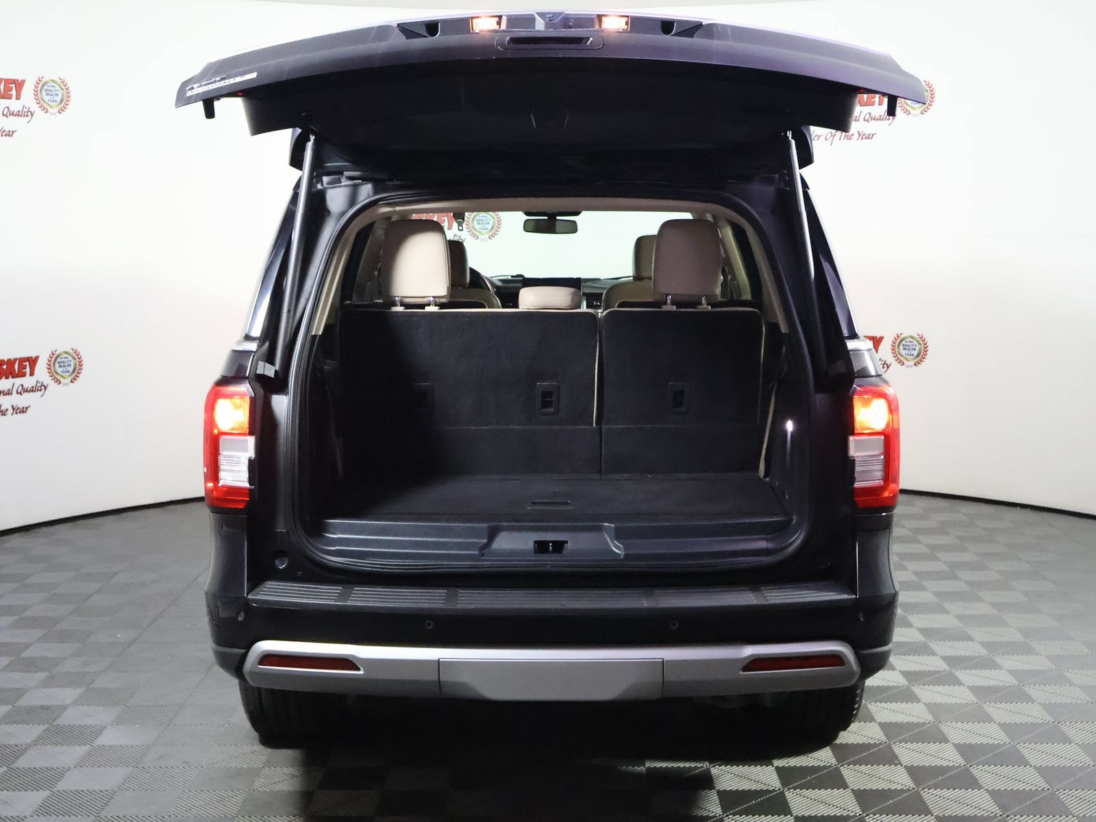 Used 2024 Ford Expedition XLT AWD/4WD image 10