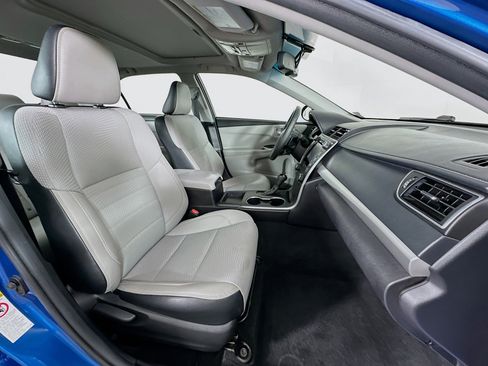 Used 2017 Toyota Camry SE w/ Moonroof Package FWD image 30