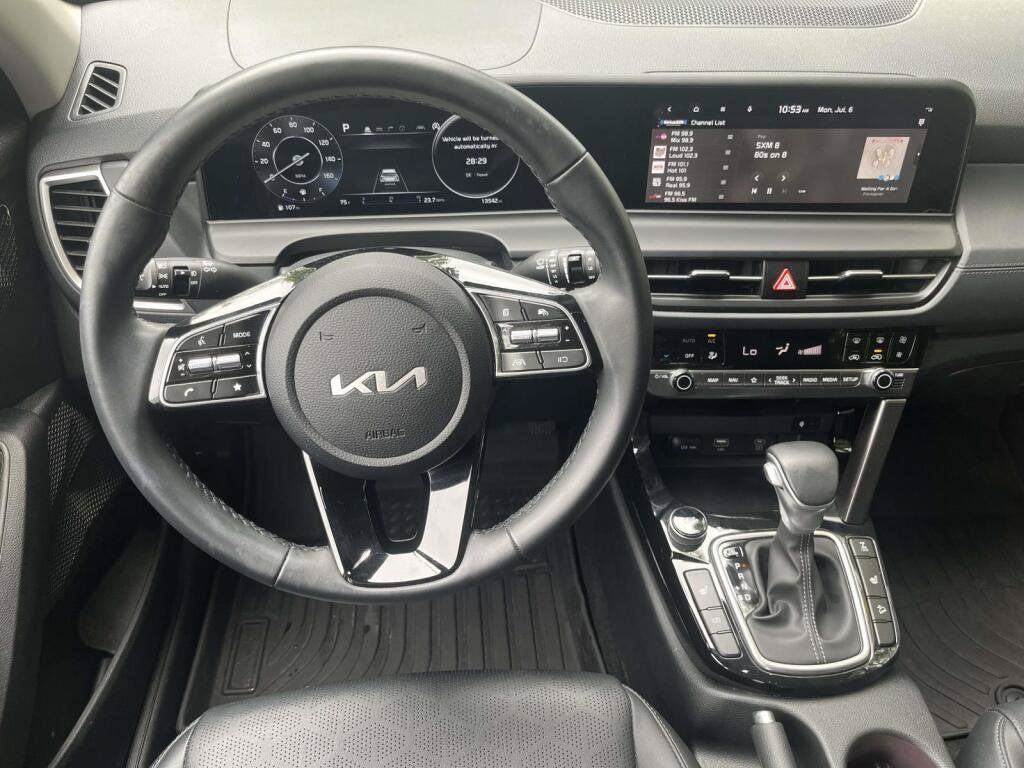 Used 2024 Kia Seltos EX AWD/4WD image 2