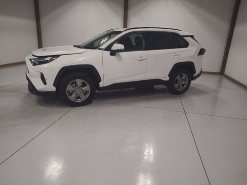 Used 2025 Toyota RAV4 XLE AWD/4WD image 4