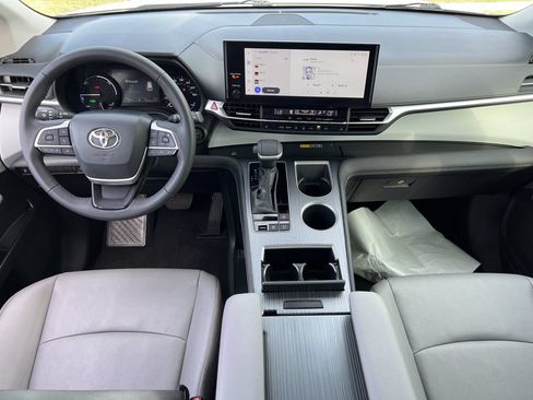 Used 2025 Toyota Sienna XLE FWD image 9