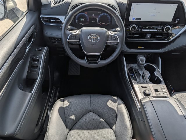 Used 2025 Toyota Highlander Platinum AWD/4WD image 11