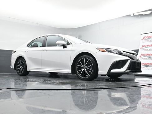 Used 2023 Toyota Camry SE image 32