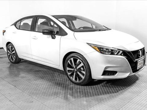 Used 2022 Nissan Versa SR FWD image 11