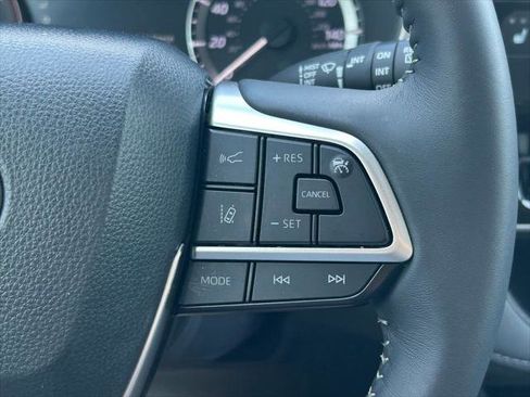 Certified 2025 Toyota Highlander XLE FWD image 41