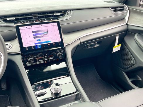 New 2025 Jeep Grand Cherokee Limited w/ Black Appearance Package image 33