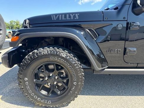 Used 2025 Jeep Gladiator Sport AWD/4WD image 9