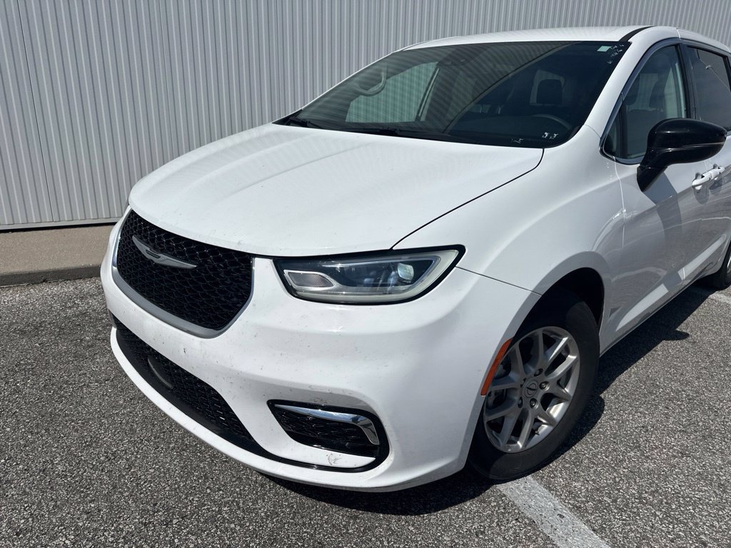 Used 2024 Chrysler Pacifica Touring-L FWD image 2