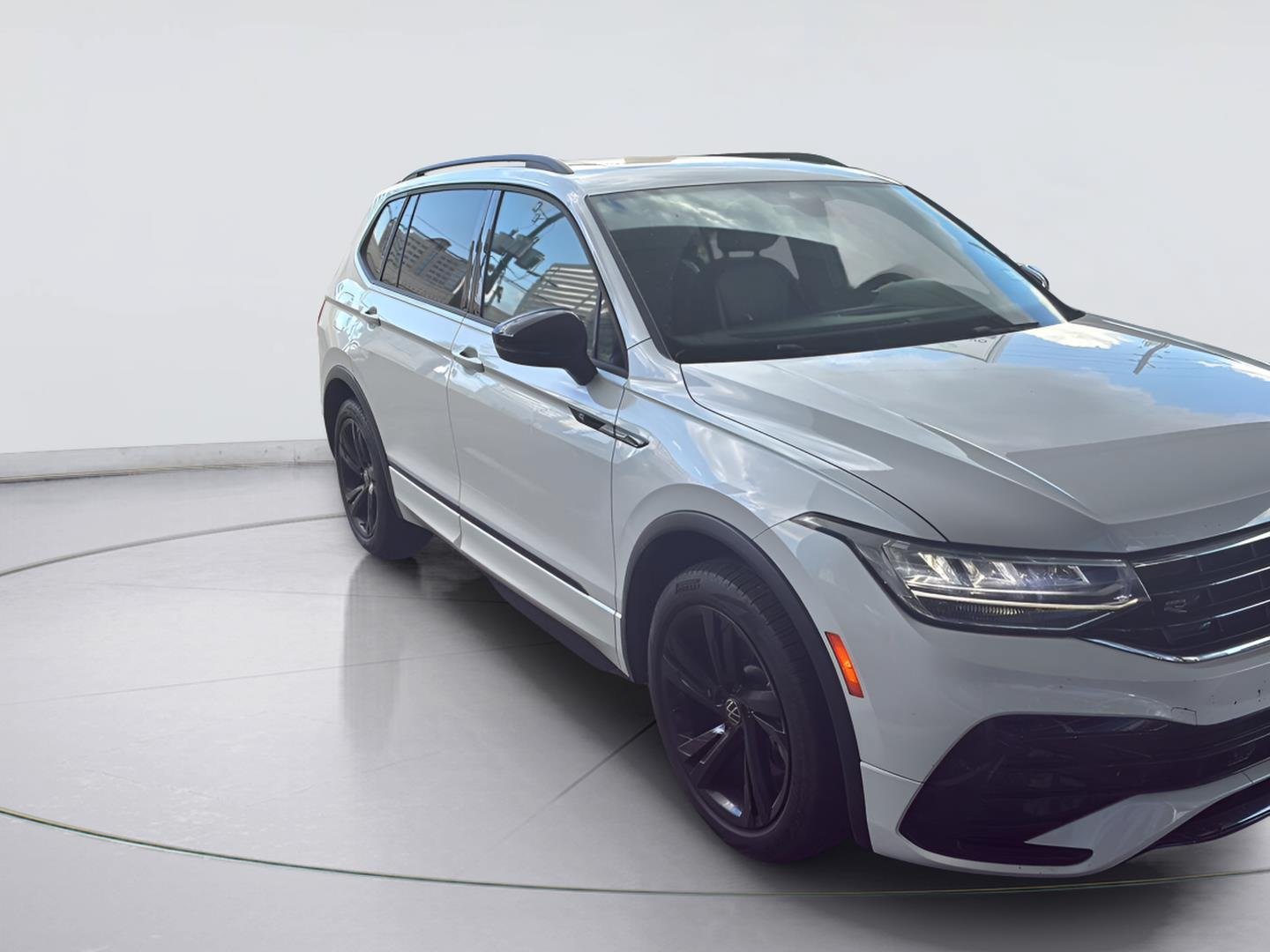 Used 2024 Volkswagen Tiguan SE R-Line FWD image 1