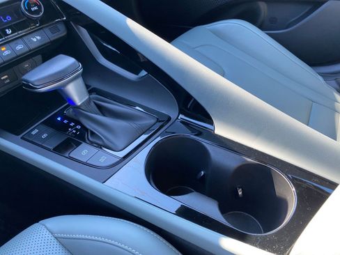 Used 2025 Hyundai Elantra Limited image 41