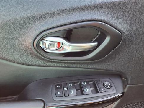 Used 2023 Jeep Cherokee Altitude Lux image 41