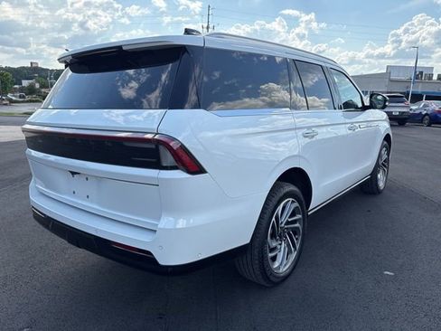 Used 2025 Lincoln Navigator Reserve AWD/4WD image 7