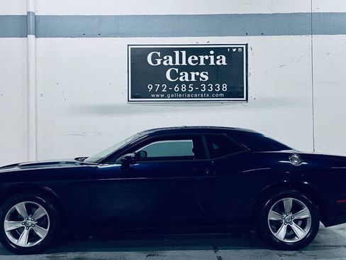 Used 2015 Dodge Challenger SXT RWD image 1