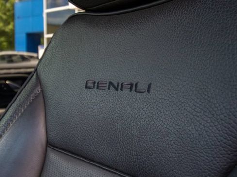 Used 2023 GMC Yukon XL Denali AWD/4WD image 9