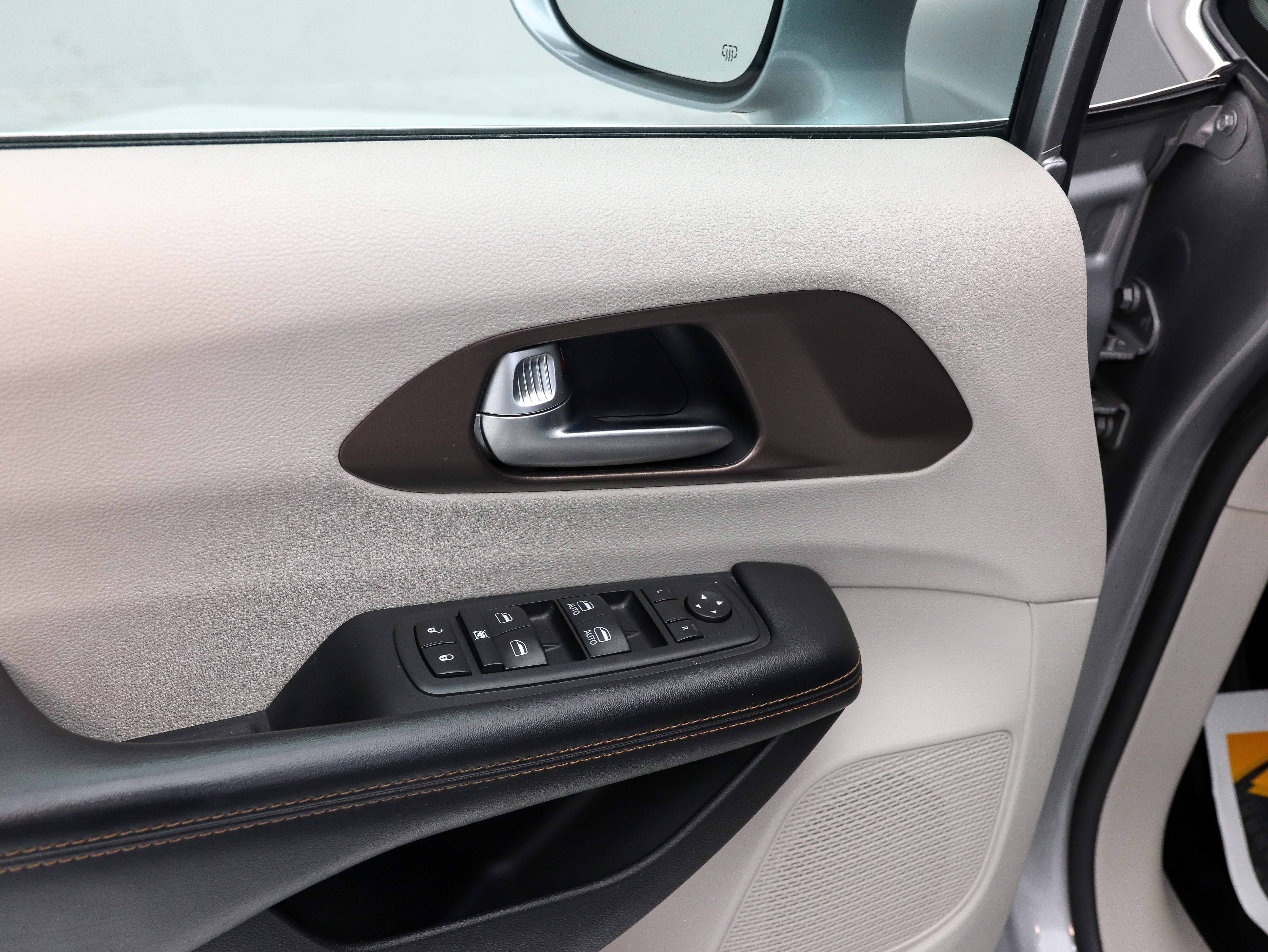 Used 2017 Chrysler Pacifica Touring-L FWD image 26