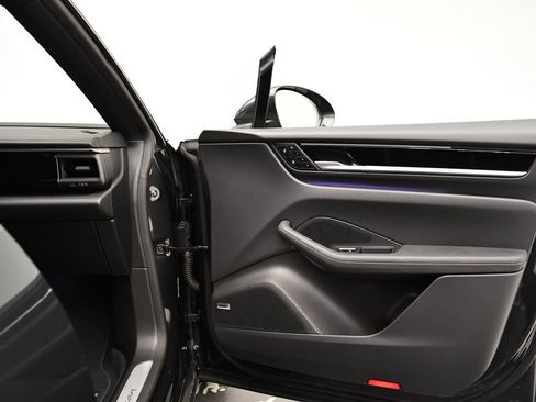 Certified 2025 Porsche Macan Electric image 43