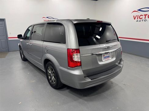 Used 2016 Chrysler Town & Country S w/ Driver Convenience Group FWD image 4