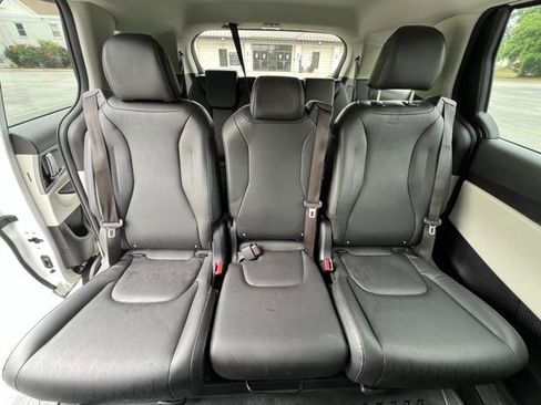 Used 2022 Kia Carnival LX FWD image 23