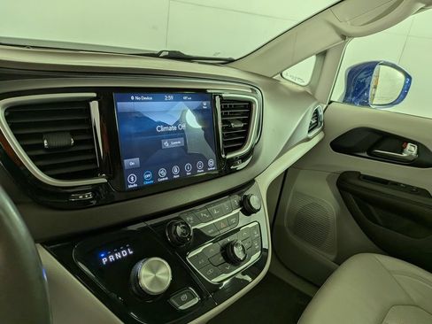 Used 2020 Chrysler Pacifica Touring-L Plus FWD image 24
